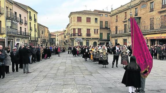 Personas con trajes charros también acompañaron la procesión.