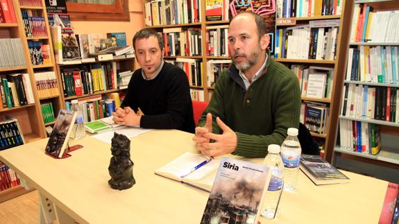 El profesor Ignacio Álvarez-Ossorio interviene en presencia de Carlos Serrano, del Foro Social, en la Librería Ícaro. 