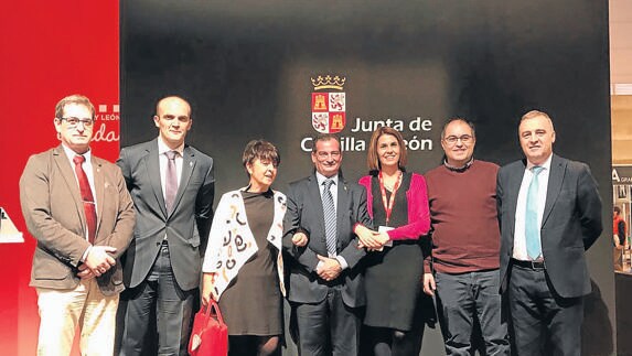 Pablo Martín, del brazo de la concejala Claudia de Santos (izquierda) y la diputada Magdalena Rodríguez, tras la presentación de la Semana de Turismo y Gastronomía. 