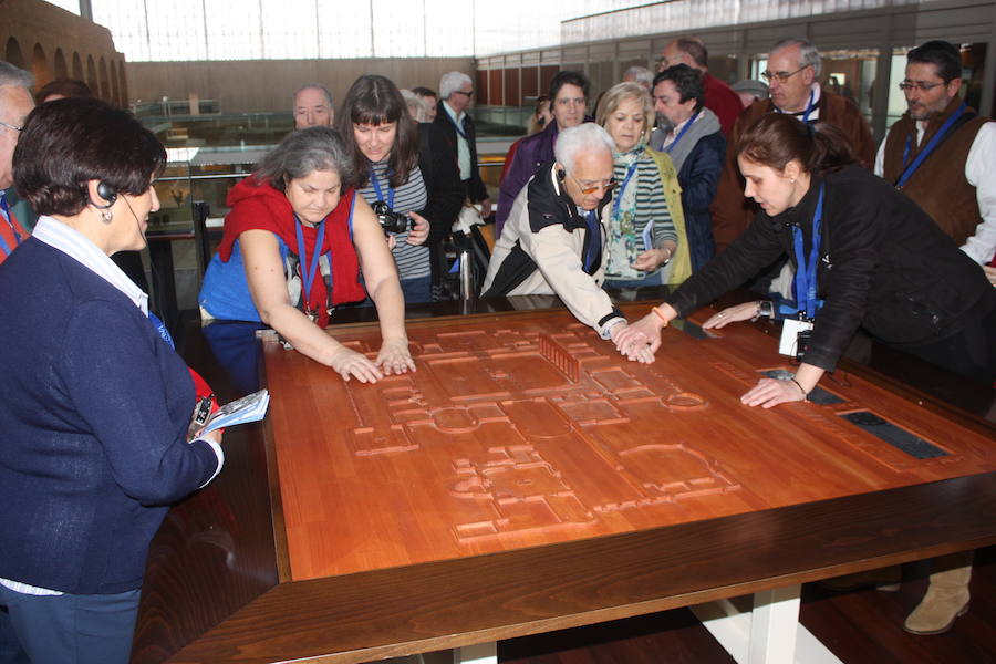 Un grupo de ciegos palpan un mapa durante su visita a La Olmeda. El Norte