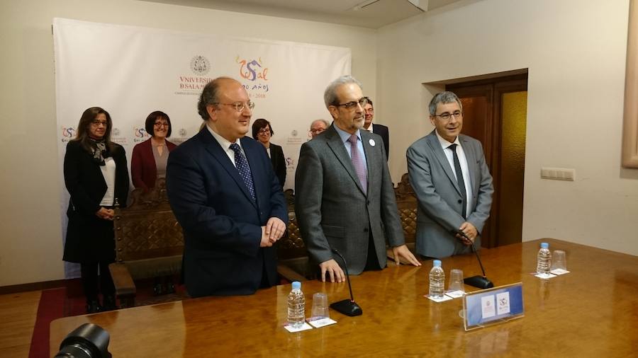 Enrique Cabero, a la izquierda, junto al rector y a José Ángel Domínguez, vicerrector saliente. 
