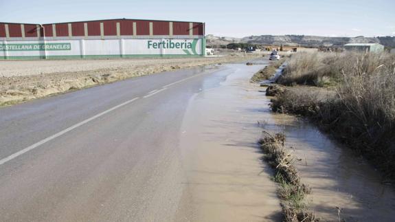 El agua llegó a cruzar la carretera que une Peñafiel y Langayo.