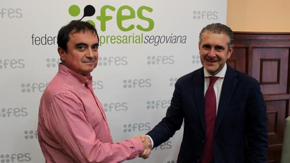 Carlos González (i) y Andrés Ortegan estrechan su mano. El Norte