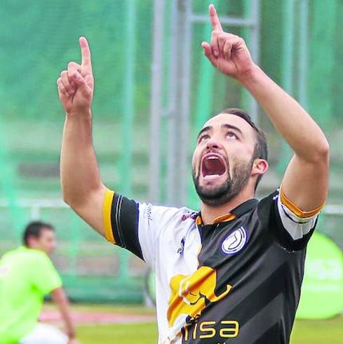 Cristo Medina celebra uno de sus goles con Unionistas.