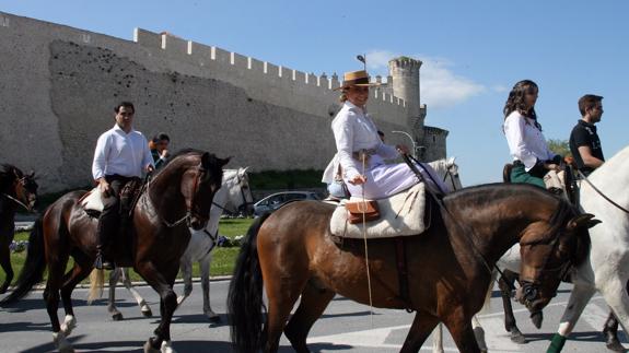 Miembros de la asociación, en uno de los paseos ecuestres. El Norte