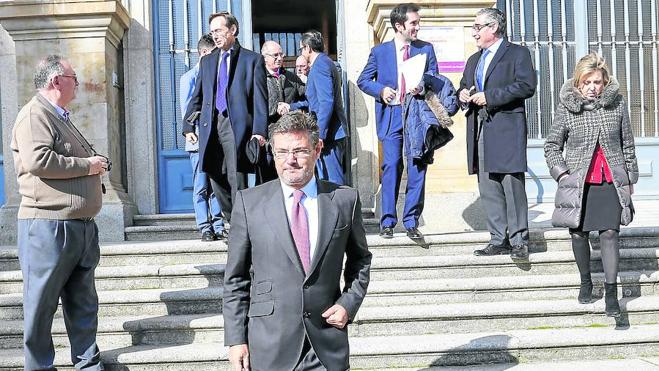 El ministro de Justicia sale del colegio San Agustín, acompañado de la delegada del Gobierno en Castilla y León, María José Salgueiro. 