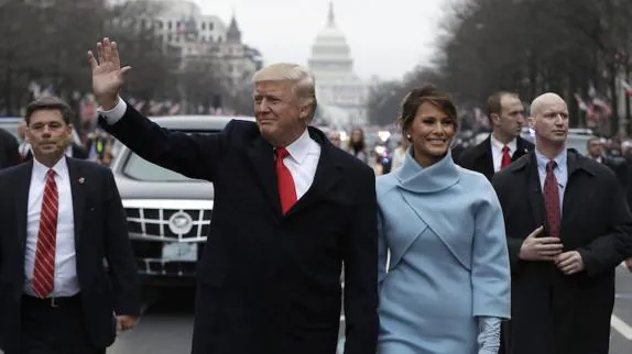 Donald Trump junto a su mujer; a la derecha de la imagen el guardaespaldas que ha centrado las miradas de todos.