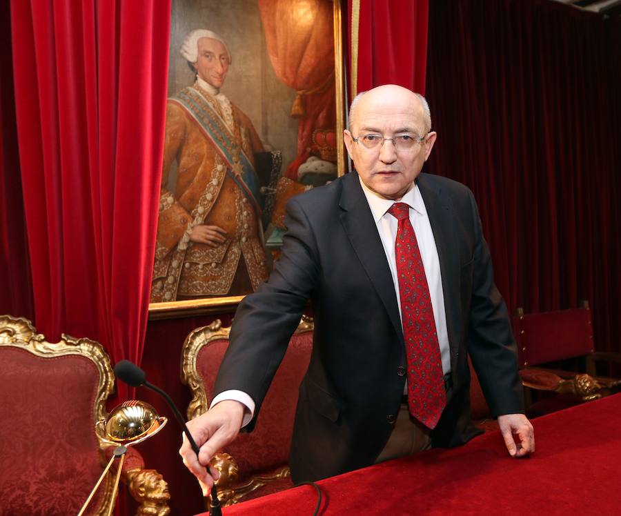 Carlos Montes, al inicio de su conferencia. 