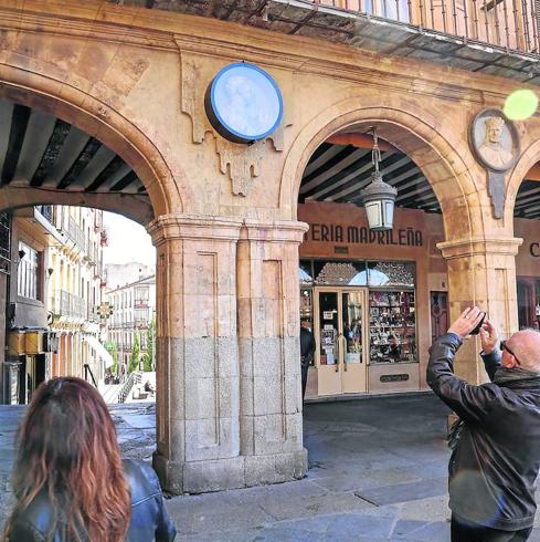 Un ciudadano fotografía con su móvil el medallón de Franco, situado en el pabellón real de la Plaza Mayor. 