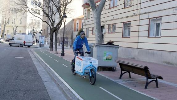 Un ciclista circula por la ciudad. 