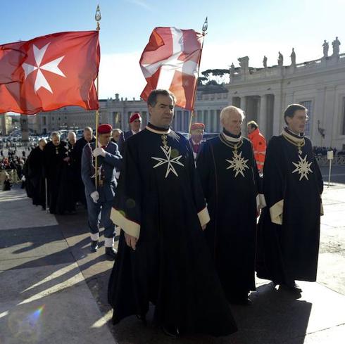 Caballeros de la Orden de Malta procesionan en el Vaticano con motivo del 900 aniversario de la fundación de la institución.