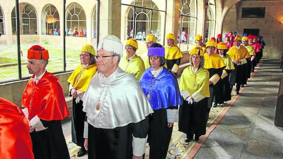 El cortejo académico se encamina por los pasillos del EdificioHistórico hacia el Paraninfo para asistir al acto institucional de Santo Tomás de Aquino.