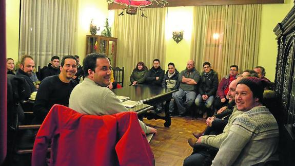 Participantes en la reunión celebrada para estudiar distintas alternativas para los desfiles de Carnaval.