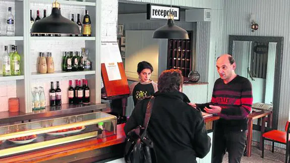 Bar del hotel Lucía, ubicado en el núcleo de población de San Rafael. 