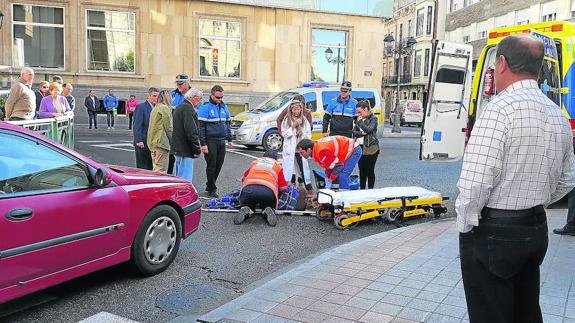 Los servicios sanitarios suben el pasado 10 de octubre a una camilla a la mujer atropellada en la calle Gil de Fuentes para trasladarla al Hospital Río Carrión de Palencia. 