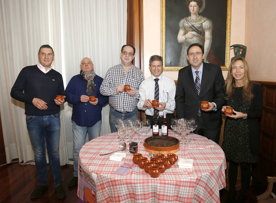 Roberto Román, José Gil, Jorge Luis de Miguel, José Antonio León, Alfonso Polanco y Carmen Fernández, en la presentación. 