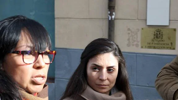 La abogada de PACMA, Mónica Olivares, y la portavoz del partido animalista, Laura Duarte, este lunes, ante el Juzgado de los Penal. 