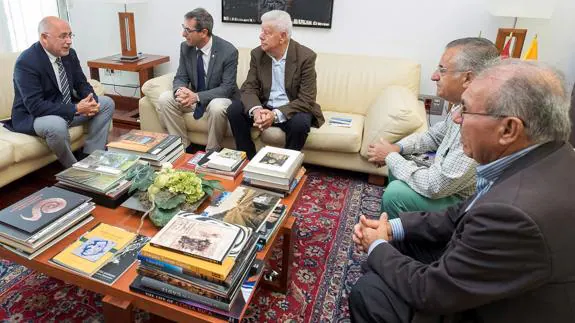 El diputado segoviano Jaime Pérez (en el centro) charla con el presidente del Cabildo Insular de Gran Canaria, Antonio Morales, durante una recepción en la isla. El Norte