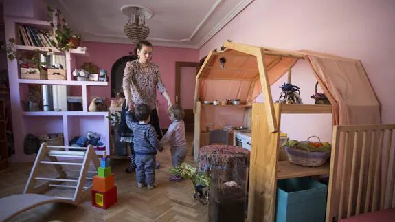 Belén juega con G. y con Z., los dos niños de familias trabajadoras que atiende en su casa de Parquesol.