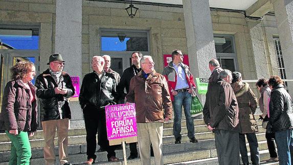 Un grupo de afectados, frente a la Subdelegación. 