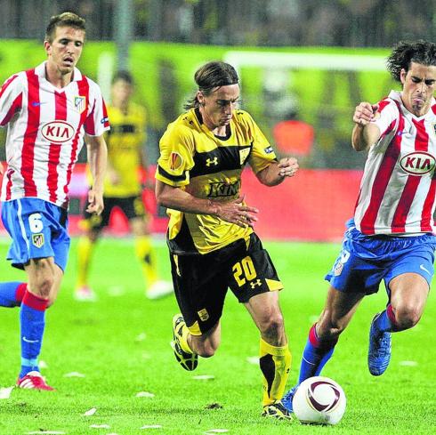 Javito conduce el balón con el Aris griego en un partido de la Europa League ante el Atlético en 2010.