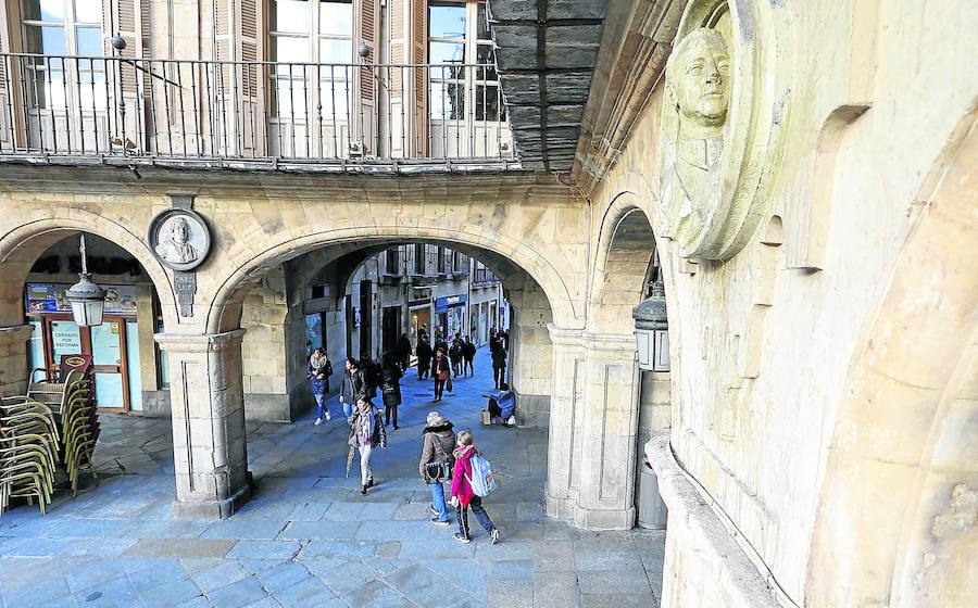 Primer plano del medallón de Francisco Franco, situado en el Pabellón Real de la Plaza Mayor. 