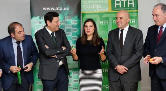 La presidenta de ATA en Castilla y León. Soraya Mayo, en la inauguración de la nueva sede regional. A la izquierda, Lorenzo Amor, presidente nacional de ATA, con el consejero de Empleo, Fernández Carriedo; el presidente de la Diputación de Valladolid, Jesús Julio Carnero, y el concejal de Hacienda de Valladolid, Antonio Gato. 