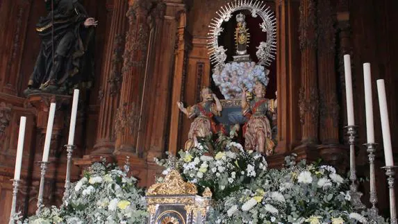 Imagen de la Virgen de la Calle, este miércoles, ya rodeada de flores.
