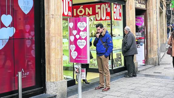 Los escaparates de la calle Toro ya lucen decorados con los tradicionales corazones.