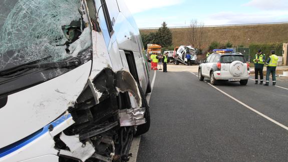 En primer término, el autobús implicado en el accidente y, al fondo, el coche. Antonio Tanarro