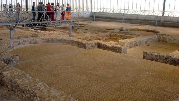 Visitantes del museo de las villas romanas de Almenara-Puras.