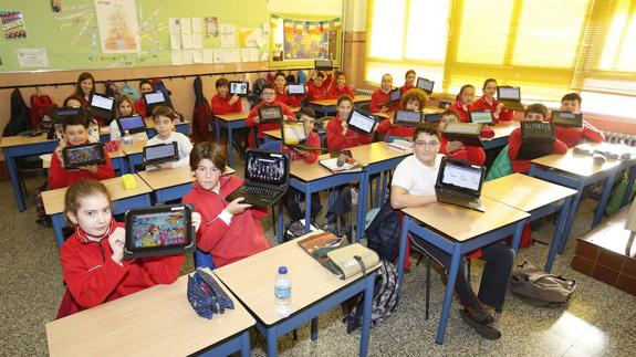 Alumnos de sexto de Primaria muestran las tablets con las que trabajan. 