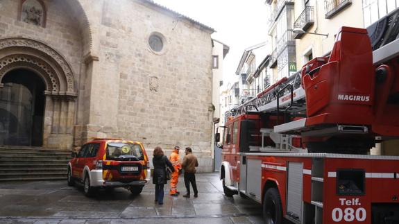 Un camión de Bomberos en la zona de la iglesia de San Martín.