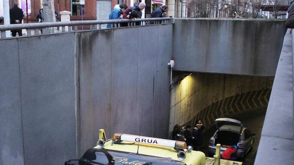 La grúa retira el coche atascado en el túnel. 