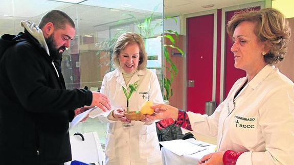 Una de las mesas informativas instaladas.