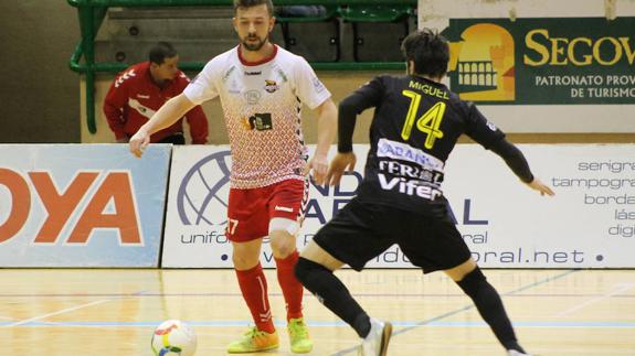 Buitre, en un momento del partido frente al O'Parrulo.