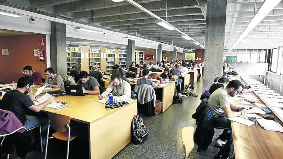 La llegada de los exámenes llena de alumnos las bibliotecas universitarias.