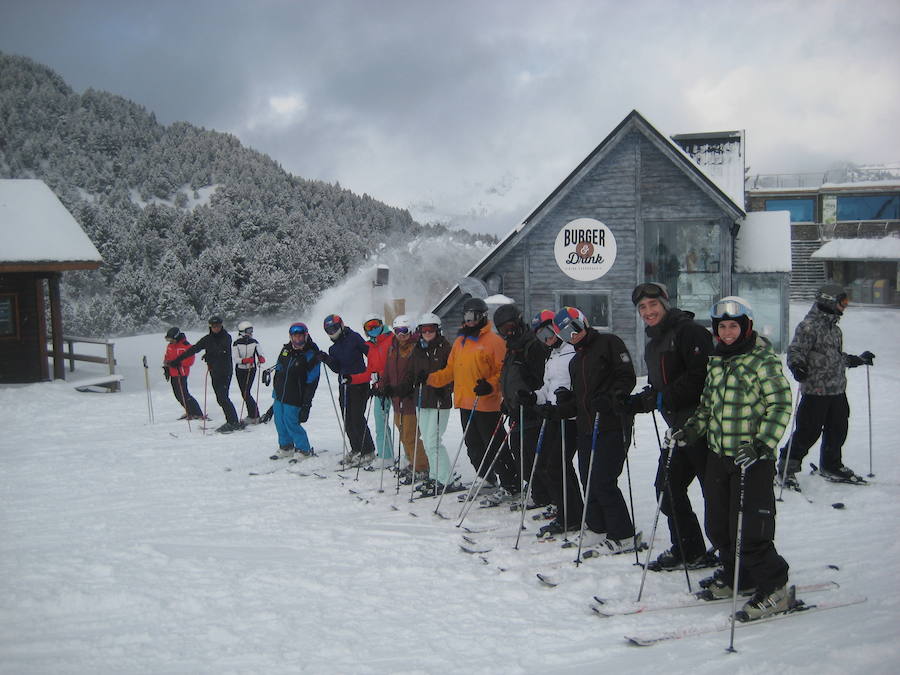 Grupo participante en una actividad de nieve en Andorra. 