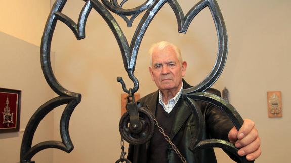 Elías de Andrés, ante el brocal de un pozo creado en su taller.