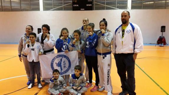 Los ganadores del Club Taekwondo Valladolid posan con sus medallas. 