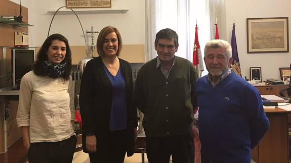 Ángeles Armisén, entre el alcalde de Cordovilla, José Antonio Merino, y la concejala Pilar Sendino. 