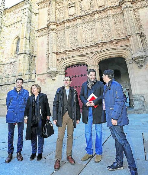 Urquizu charla con Fernando Pablos en presencia de David Serrada, Rosa López y José Luis Mateos a las puertas de la Universidad. 