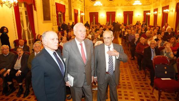 El exministro José ManuelGarcía-Margallo, entre Felipe Martínez Sagarra (Club Santiago Alba) y Segundo Espeso (Círculo de Recreo).