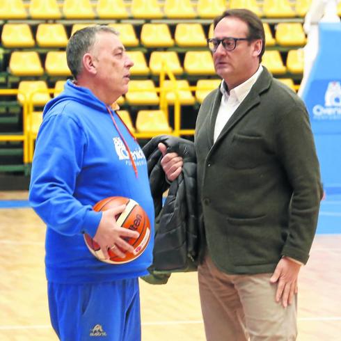 Miguel Ángel Ortega y Jorge Recio conversan en el pabellón de Würzburg.