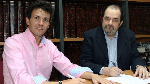 Juan Carlos Higuero y Jaime Rojas, en la firma del convenio.