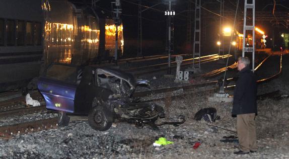 Dos jóvenes mueren en Palencia al arrollar el tren a un coche en un paso a nivel