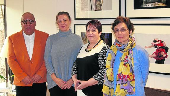 Alberto García, Montserrat Iglesias, directora del Inaem, la alcaldesa de Segovia, Clara Luquero y Marifé Santiago, ayer en Madrid. 
