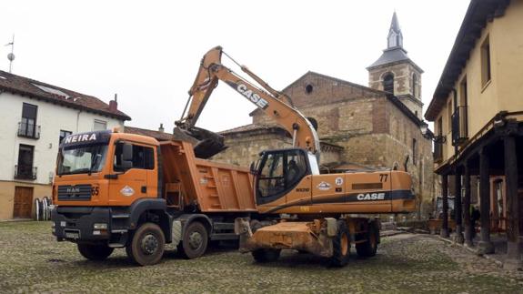 Una excavadora trabaja en la Plaza del Grano antes de que se inicaran las protestas. 