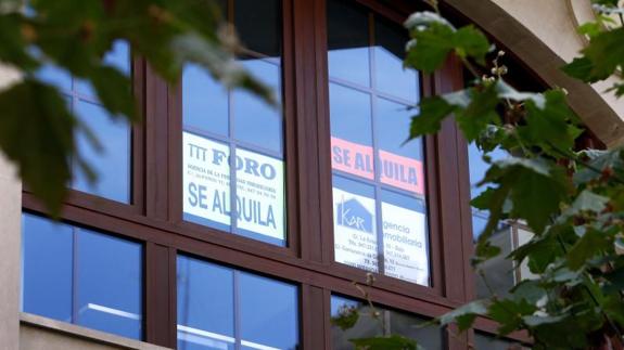 Carteles en un piso en alquiler en Miranda de Ebro (Burgos). 