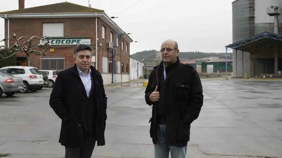 Elías Aguado y Lauro Arranz, ante la cooperativa de Peñafiel.